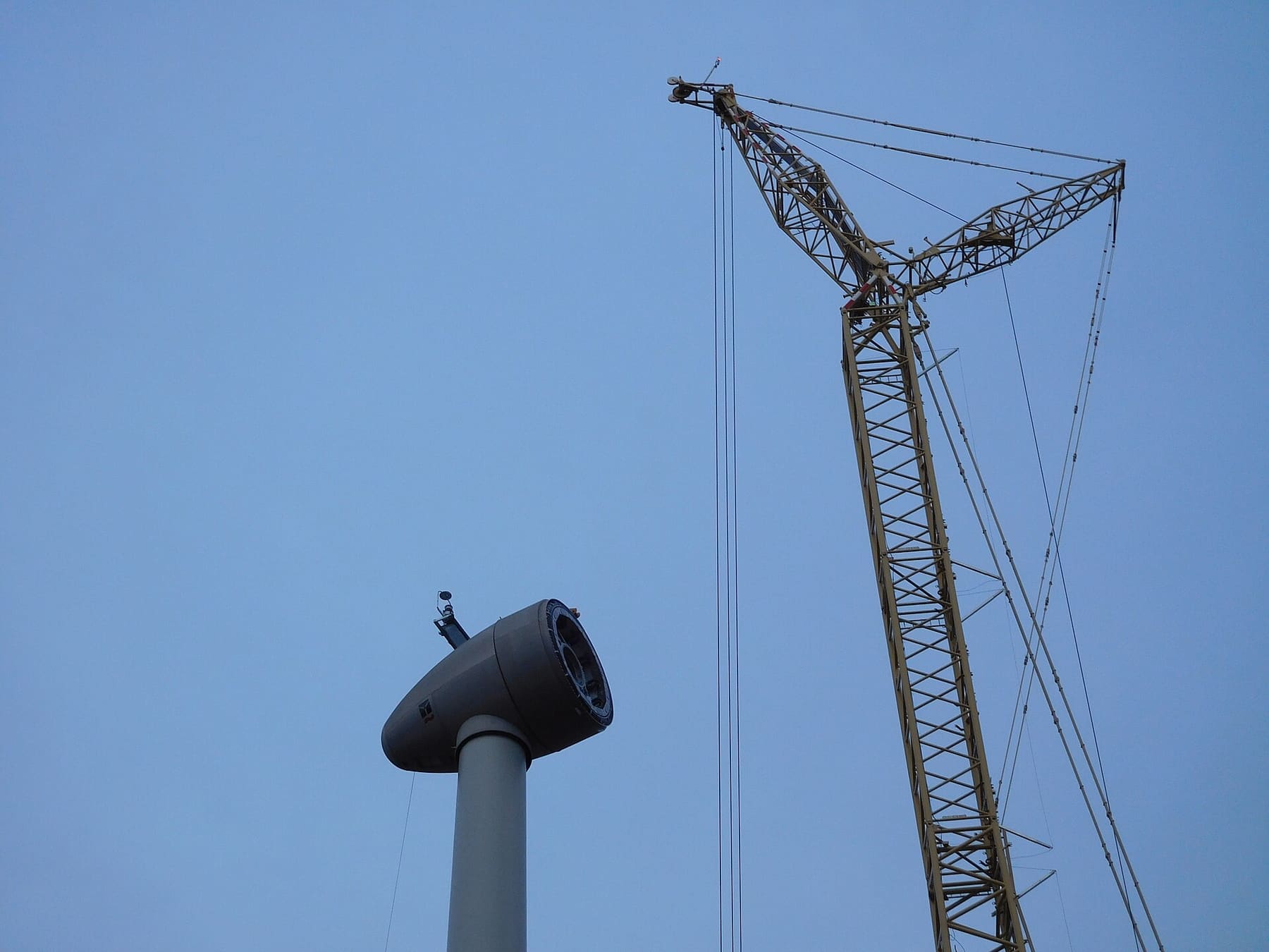 Wind turbine nacelle lift